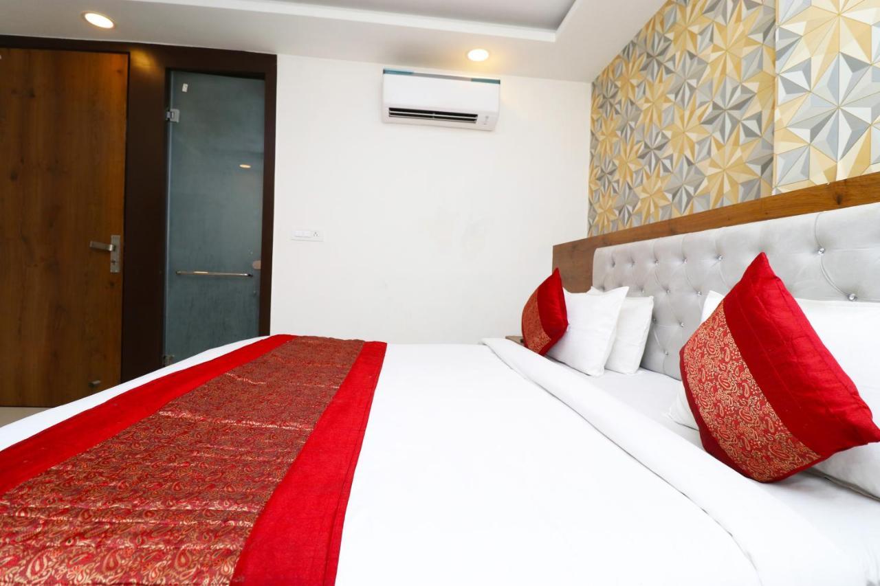 Hotel Belwood Suites - Near New Delhi Airport Экстерьер фото